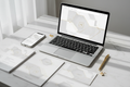 Kit Canva AI-Ready – Template premium su marmo bianco con laptop e smartphone